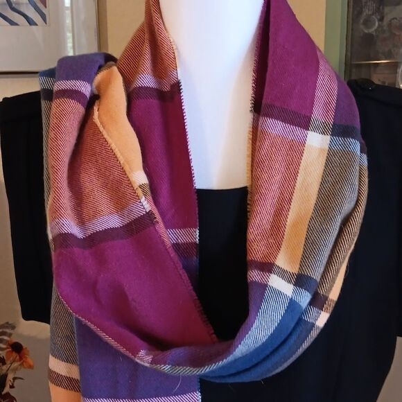100% Cashmere Plaid Scarf - Picture 2 of 5